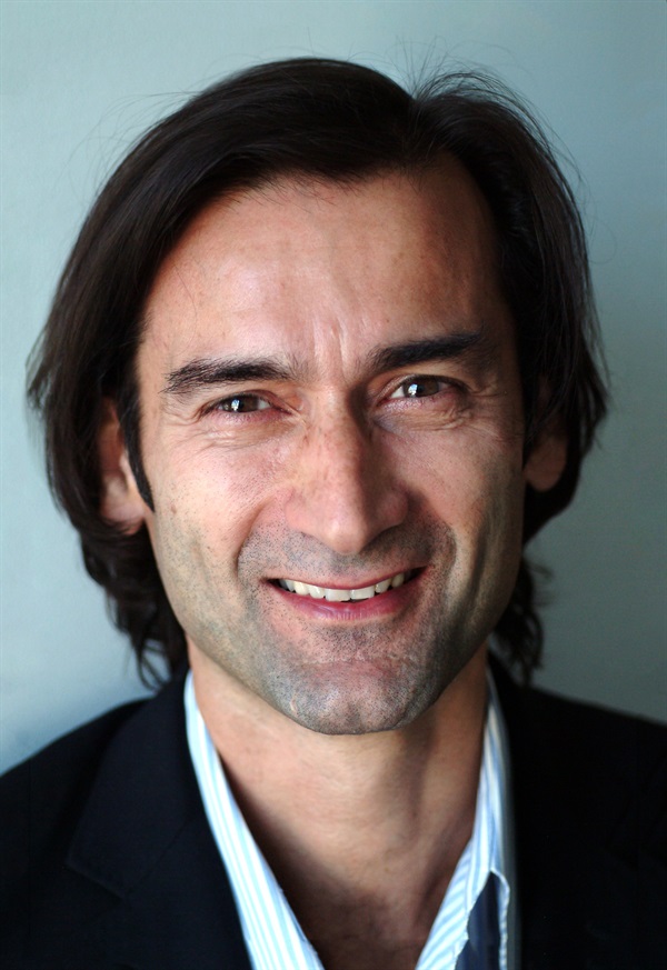 Dr. Sascha Jovanovic, Tissue Augmentation and Immediate Tooth Replacement for Optimal Implant Esthetics and Success